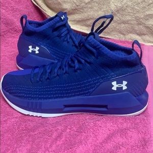 Never worn UNDER ARMOUR sz8